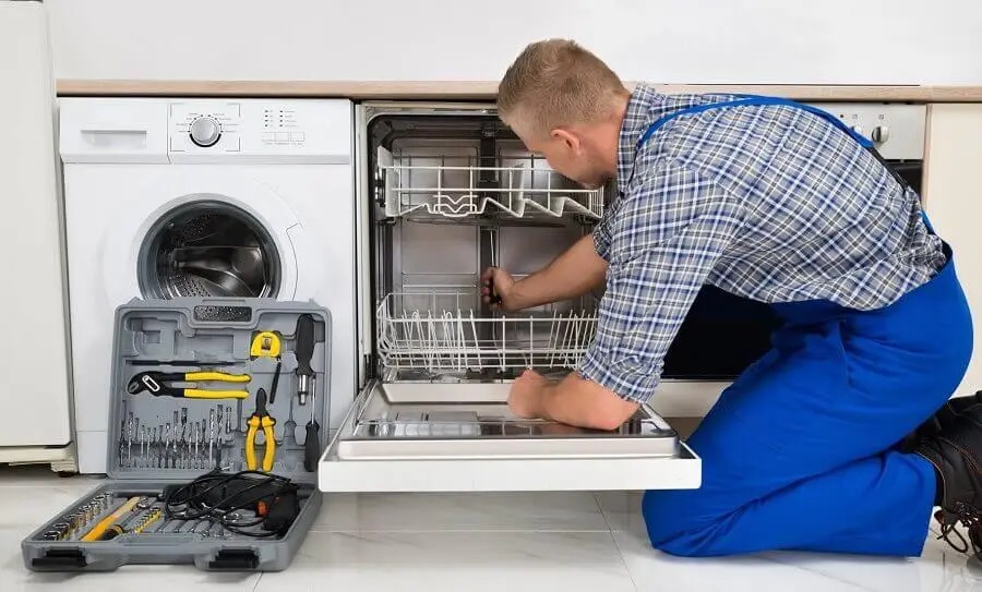 Üsküdar Beko servisi teknisyen ekibi beyaz eşya tamiri yaparken